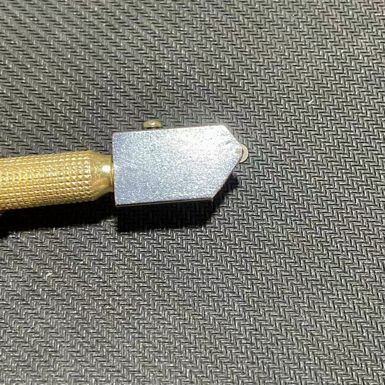 Glass cutter head close-up
